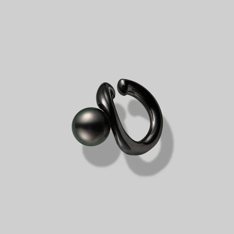 Passionoir Black South Sea Cultured Pearl Ear Cuff MEQ10180BXXS | MIKIMOTO